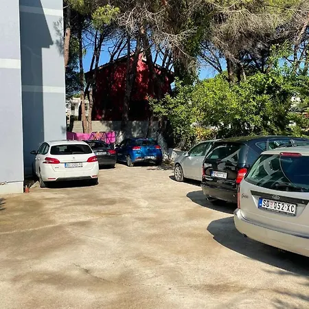 Vila Leo * Golem (Tirana)